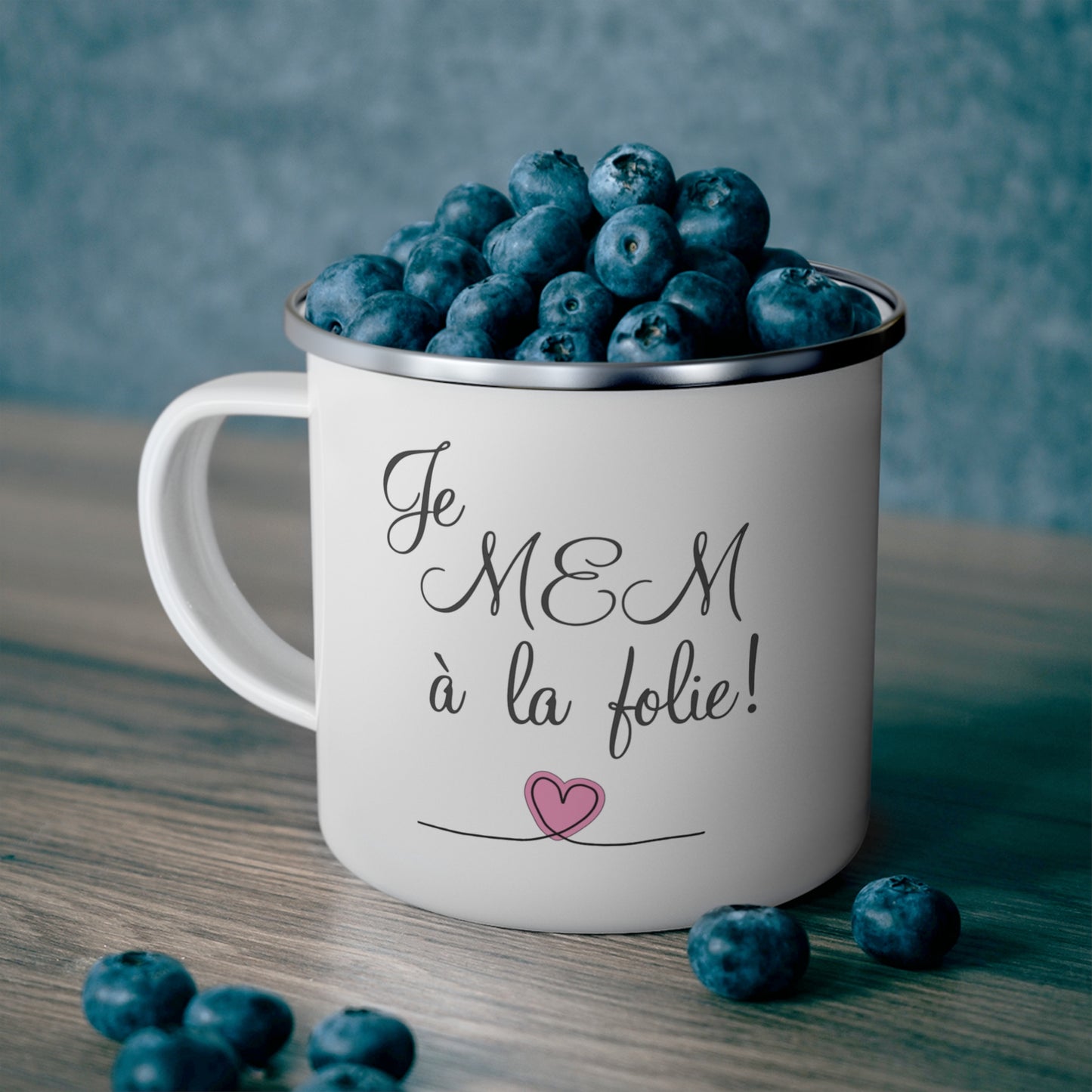 Je MEM à la Folie par Marie-Ève Mongrain, Charming Enamel Camping Mug for Adventurers, Great for Camping, Holidays, and [...]